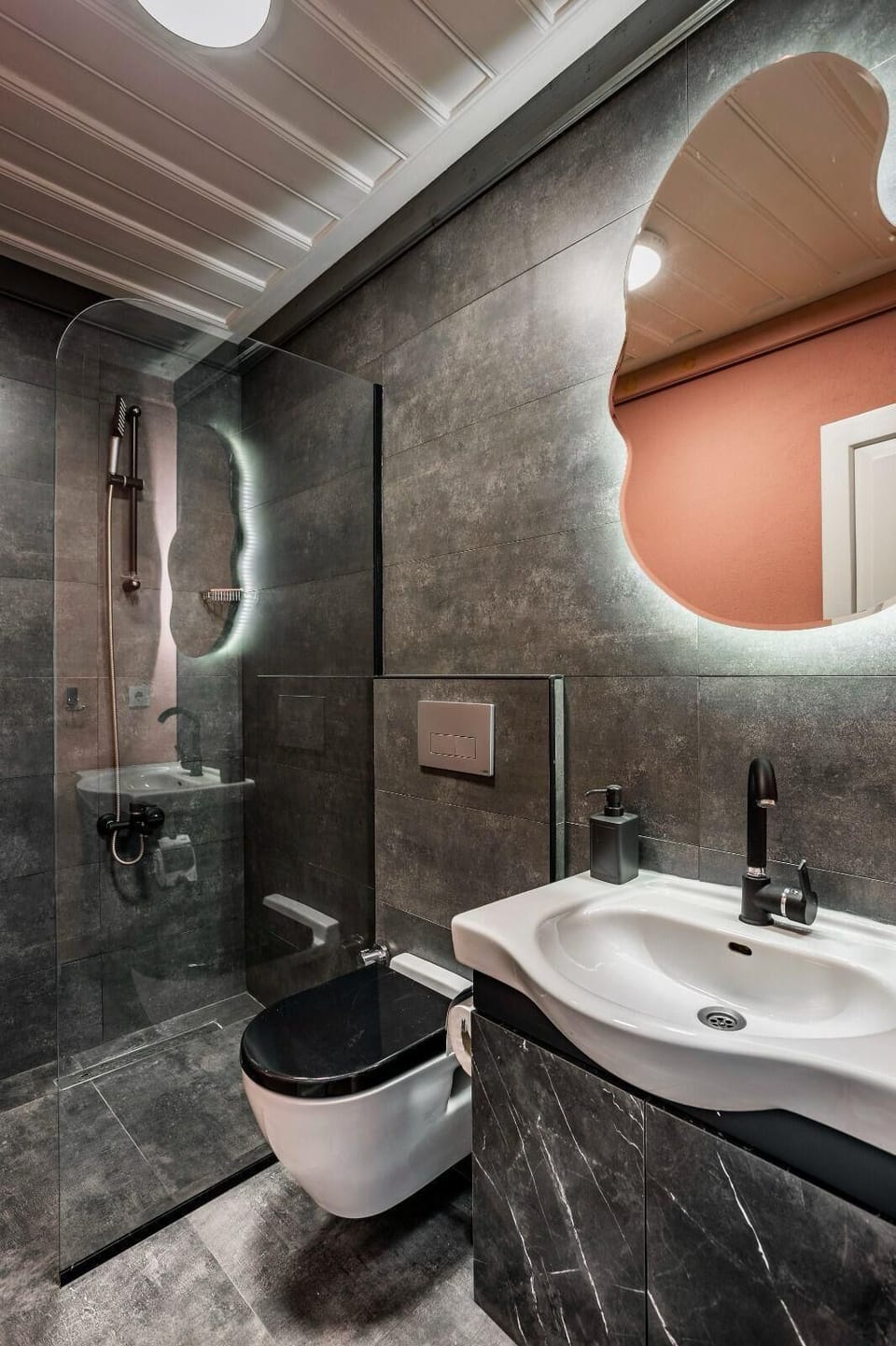 Deluxe Suite, City View | Bathroom | Shower, rainfall showerhead, free toiletries, hair dryer