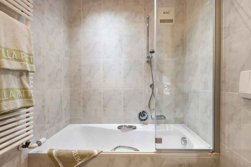 Classic Quadruple Room, City View | Bathroom | Hair dryer, towels, soap, shampoo