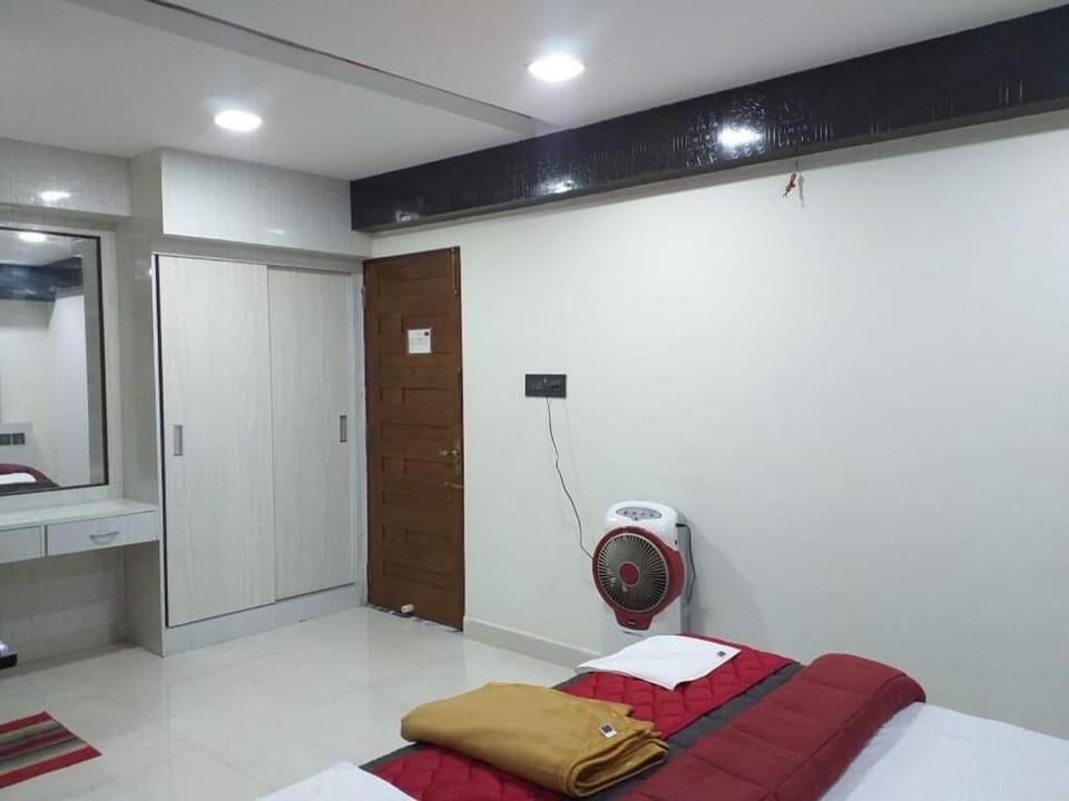 Basic Double or Twin Room, City View | Laptop workspace, blackout drapes, soundproofing, iron/ironing board