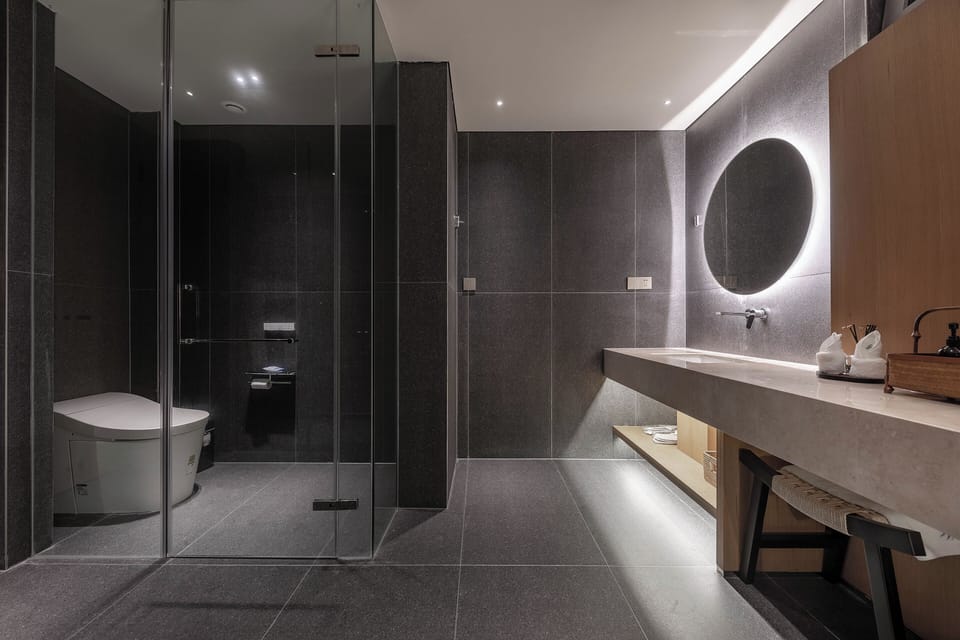 Luxury Suite | Bathroom | Free toiletries, hair dryer, bathrobes, slippers