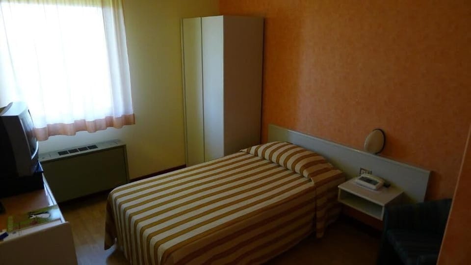 Single Room | In-room safe, desk, laptop workspace, soundproofing