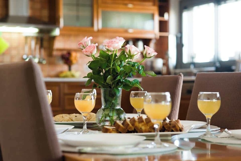 Start your day with breakfast around the dining table.