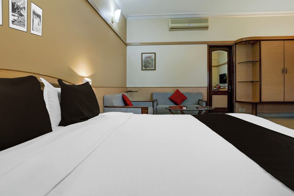 Desk, WiFi (free), bed sheets