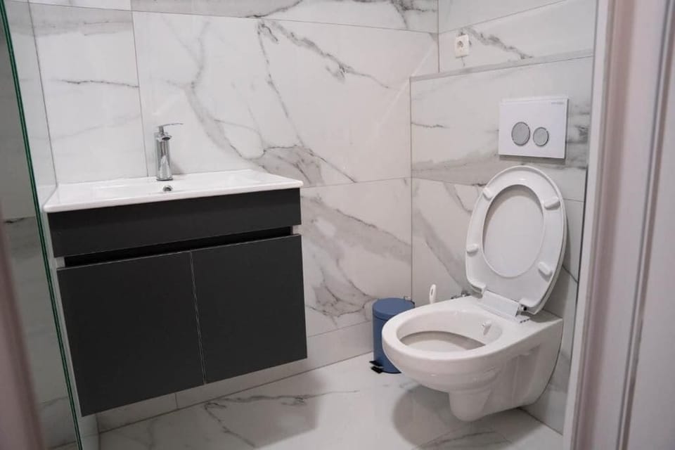 Twin Room, Balcony | Bathroom | Shower, free toiletries, hair dryer (on request), towels