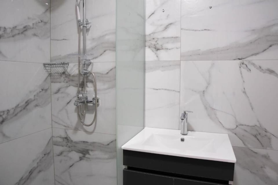 Twin Room, Balcony | Bathroom | Shower, free toiletries, hair dryer (on request), towels