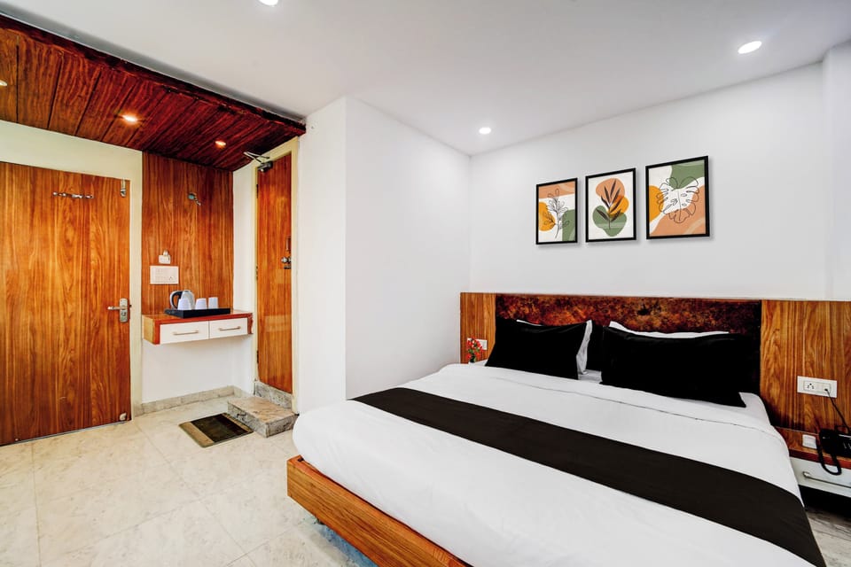 Deluxe Room | Desk, WiFi (free), bed sheets