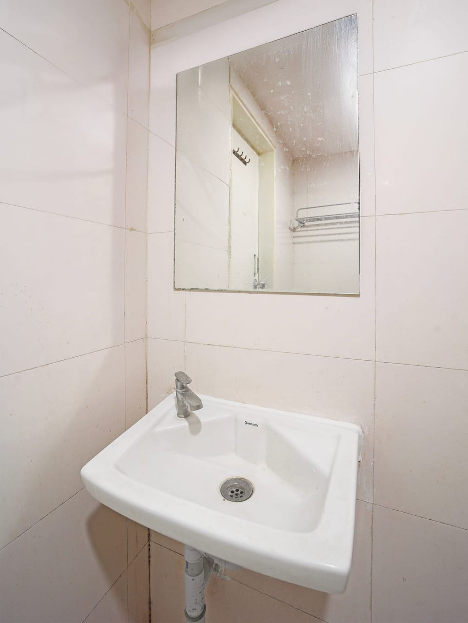 Deluxe Room | Bathroom | Shower, towels, soap, shampoo