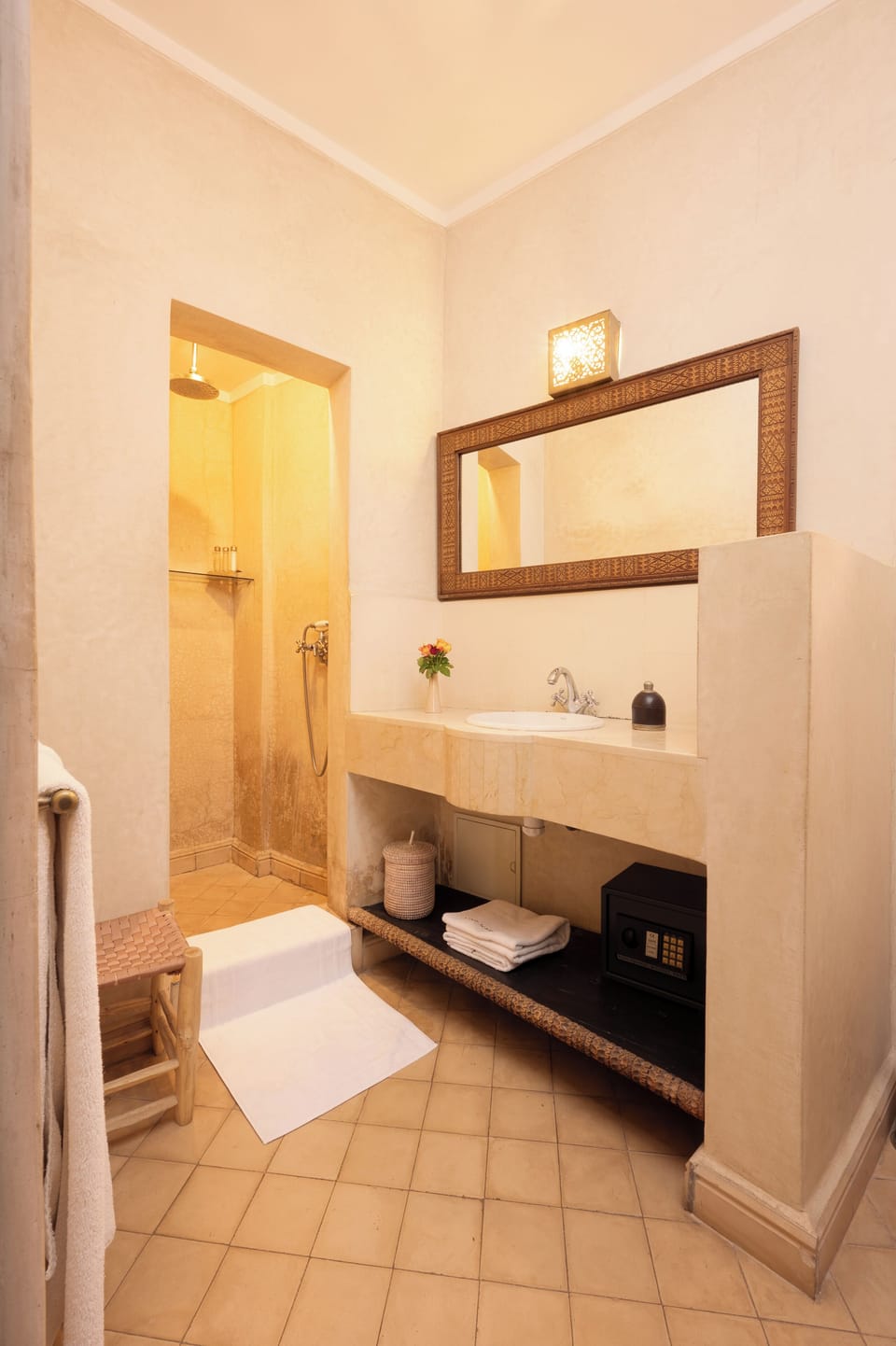 Room Jasmin | Bathroom | Shower, free toiletries, hair dryer, bathrobes