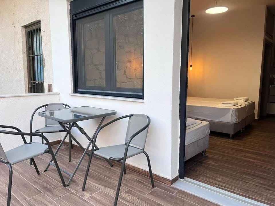 Apartment, Patio, Courtyard View | Outdoor dining