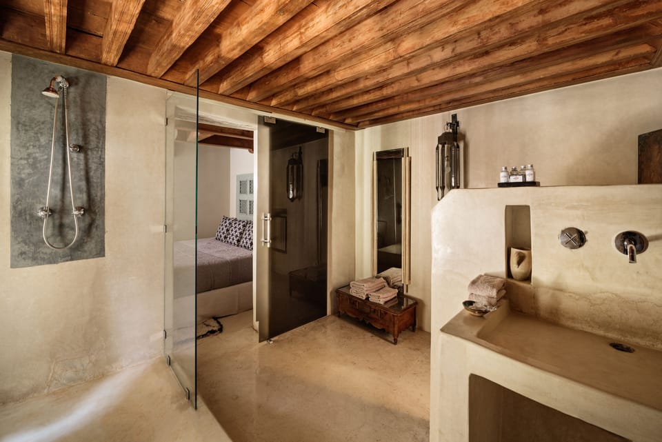 Deluxe room XL  | Bathroom | Designer toiletries, hair dryer, bathrobes, towels