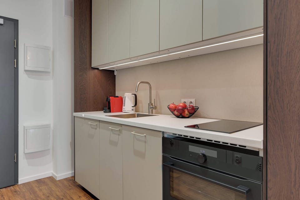 Apartament posiada w pełni wyposażony aneks kuchenny, który umożliwia wygodne przygotowywanie posiłków. Do dyspozycji gości jest lodówka, płyta indukcyjna, czajnik, ekspres do kawy, piekarnik oraz zmywarka.