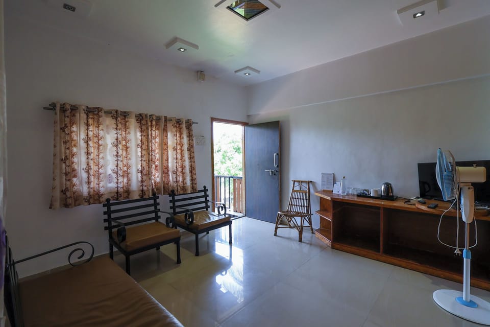 Deluxe Suite, Balcony, Mountain View | Living area