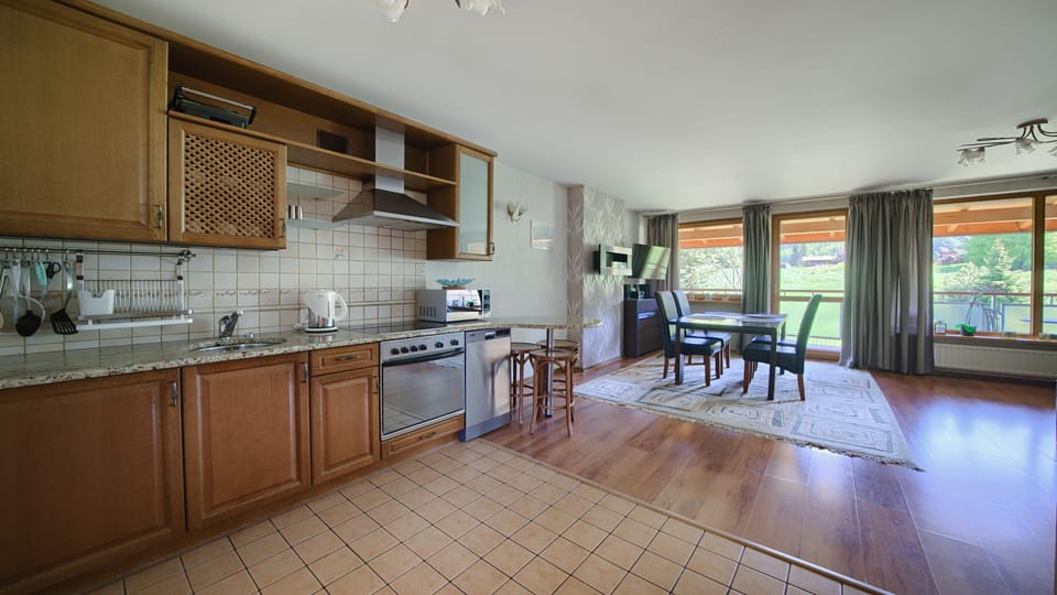 Apartment (63) | Private kitchen | Fridge, stovetop, electric kettle, cookware/dishes/utensils