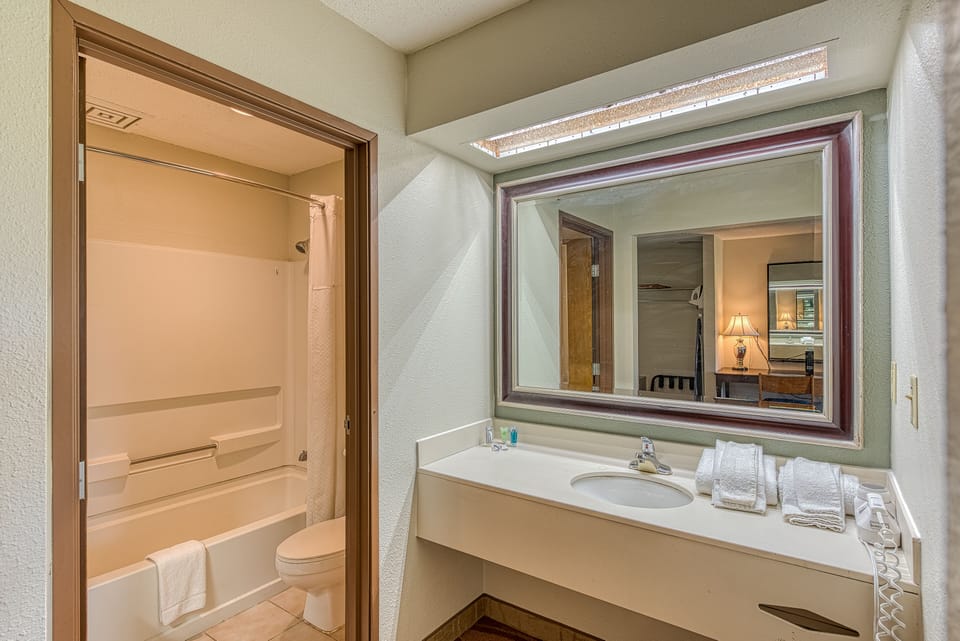 Combined shower/tub, hair dryer, towels