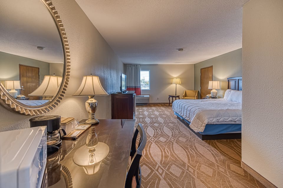 Basic Single Room | In-room safe, desk, laptop workspace, blackout drapes