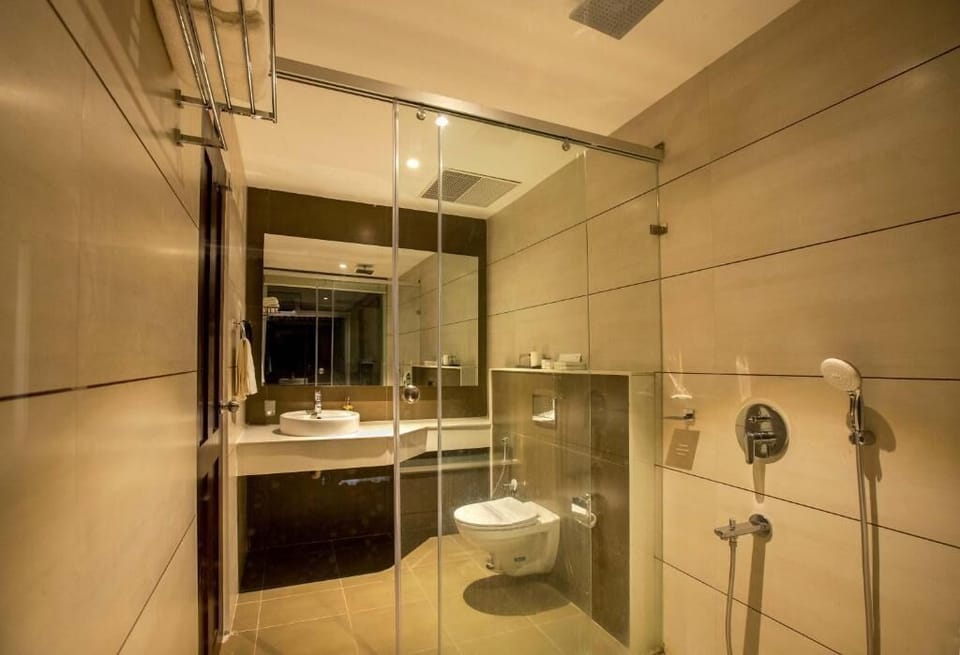 Deluxe Double Room, Balcony | Bathroom