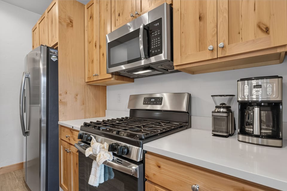 Your fully equipped kitchen features stainless steel appliances, a gas range, and plenty of counter space, perfect for whipping up quick breakfasts or leisurely dinners during your stay.