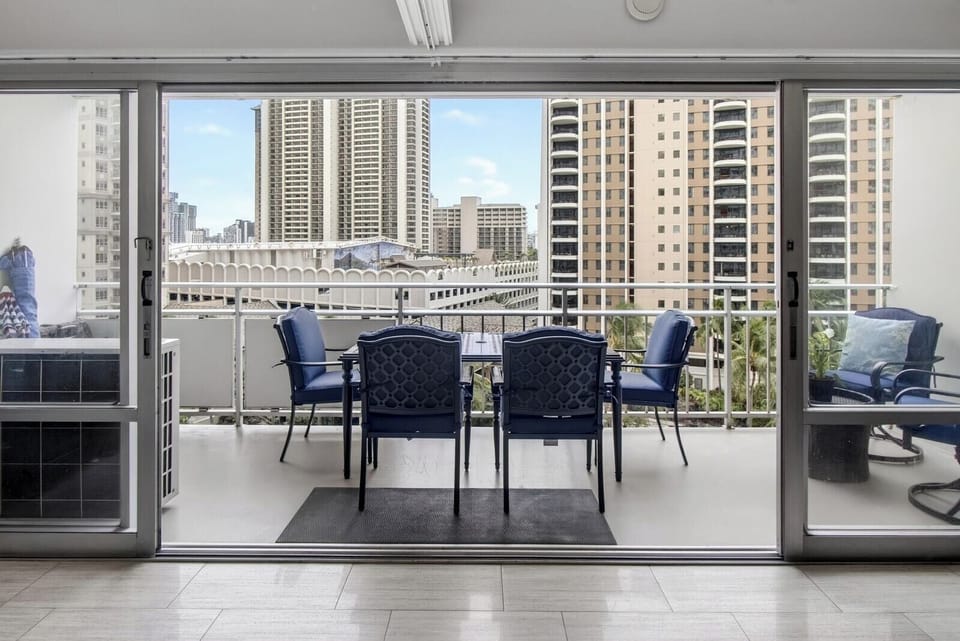 Enjoy both city and ocean views from the lanai. ILK-732