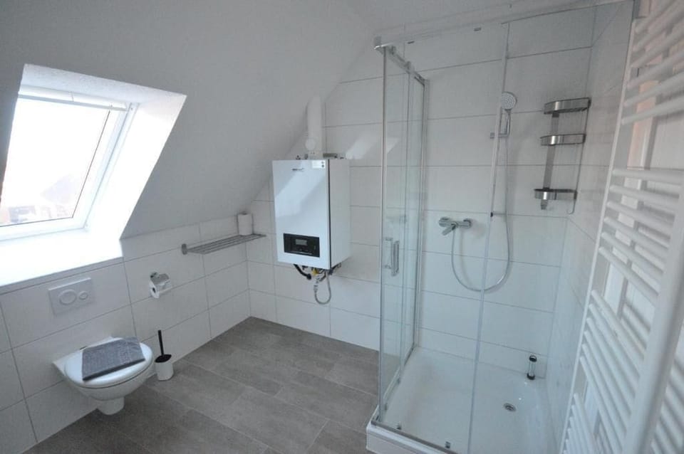 Comfort House | Bathroom | Shower, hair dryer, towels, toilet paper