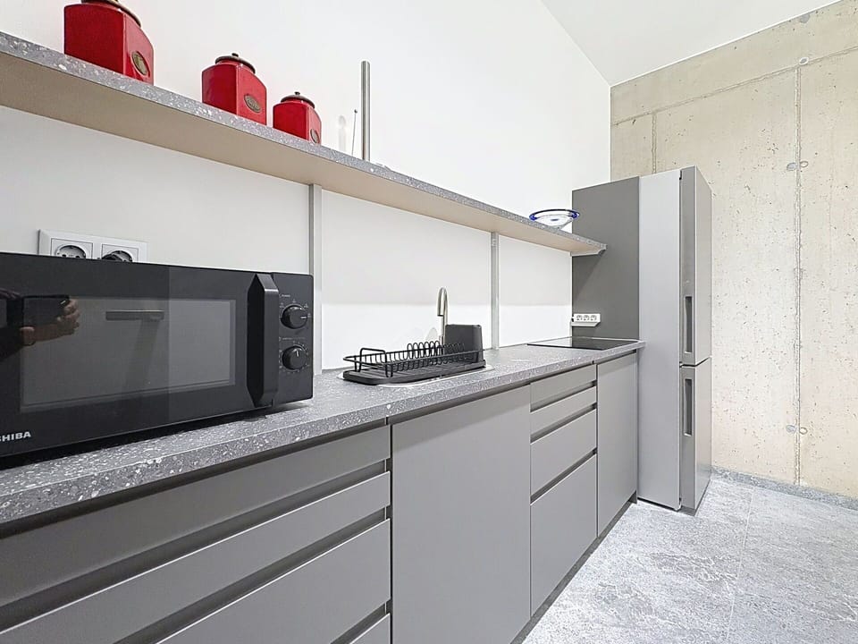 Kitchen, Major Appliance, Kitchen Appliance, Countertop, Home Appliance, Interior Design, Cabinetry, Kitchen Stove, Apartment