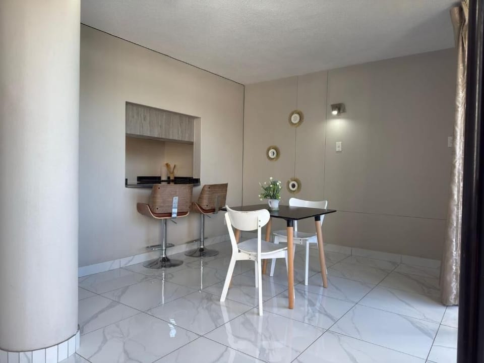 Apartment, 2 Bedrooms | Dining room