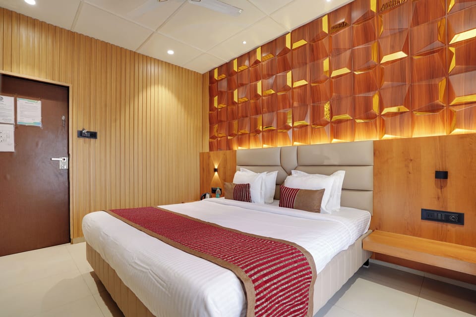 Deluxe Double Room, Balcony | Blackout drapes, WiFi (free)