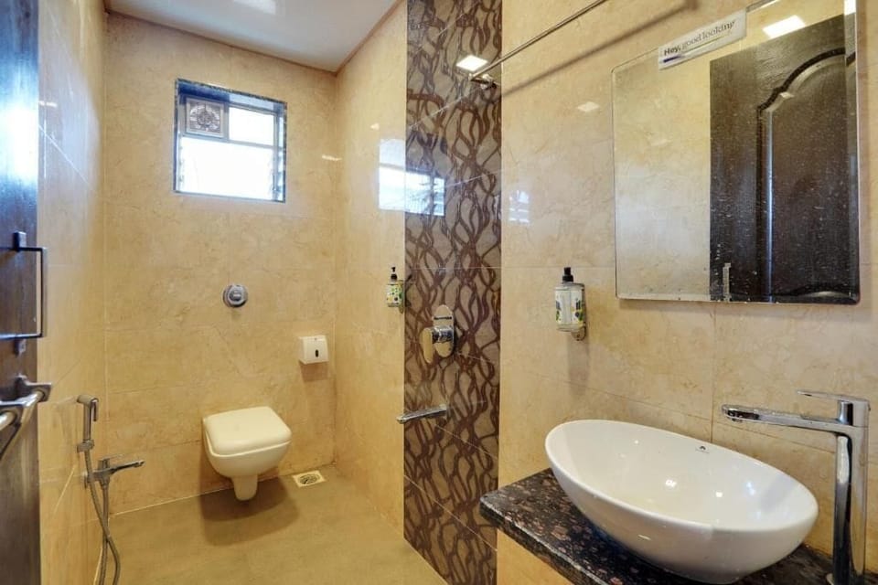 Shower, free toiletries, towels, toilet paper