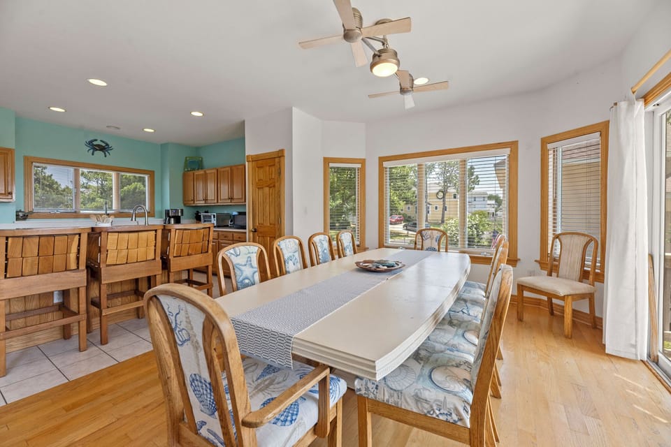 M872: Sound of Peace | Mid Level Dining Area