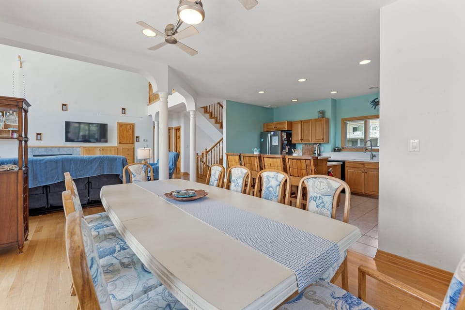 M872: Sound of Peace | Mid Level Dining Area