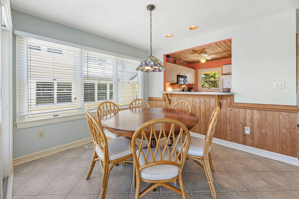 R12: Mr and Mrs Sea | Dining Room