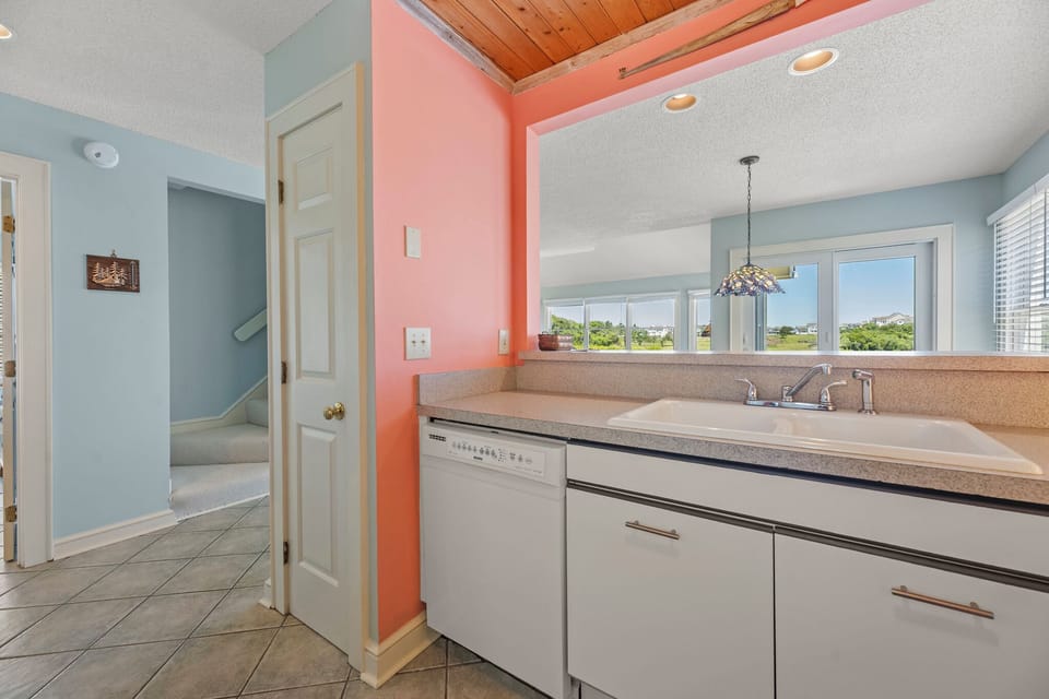 R12: Mr and Mrs Sea | Kitchen