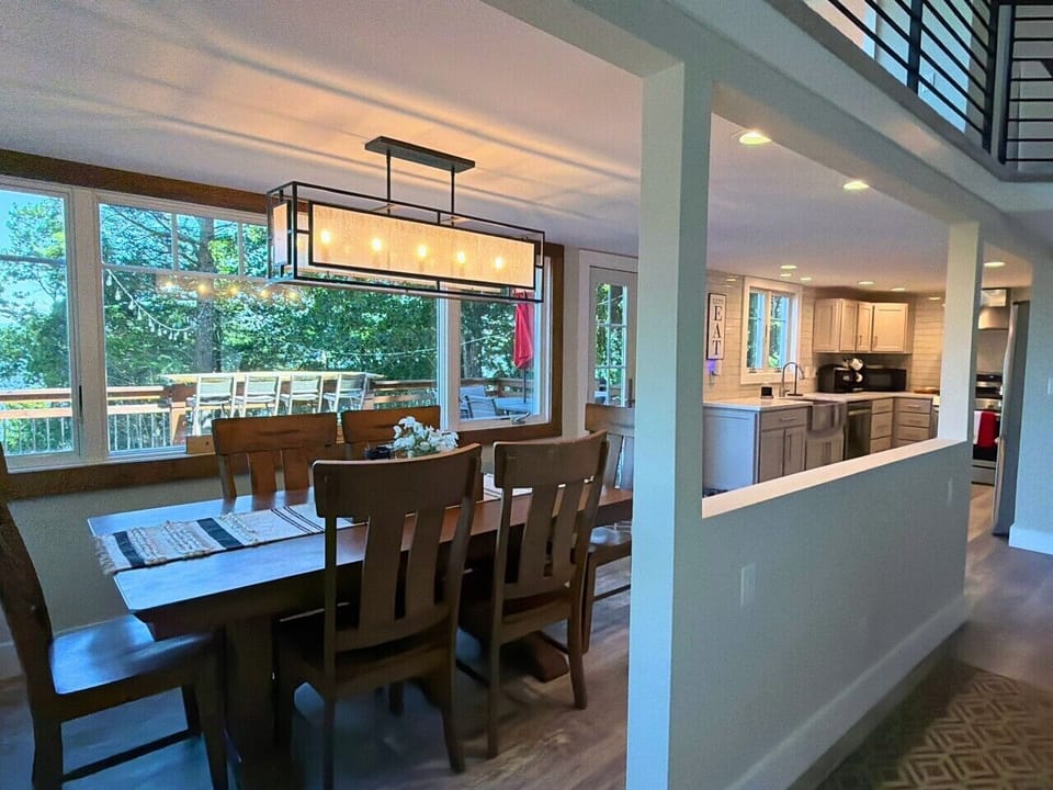 Lake View cabin Dining Area