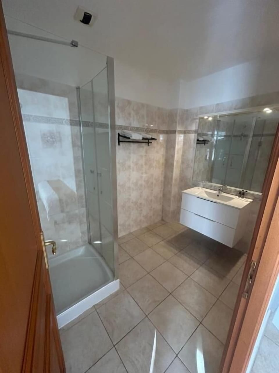 Double Room, Garden View | Bathroom | Shower, free toiletries, hair dryer, towels