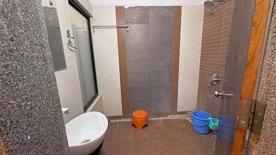 Standard Single Room | Bathroom | Shower, towels, soap
