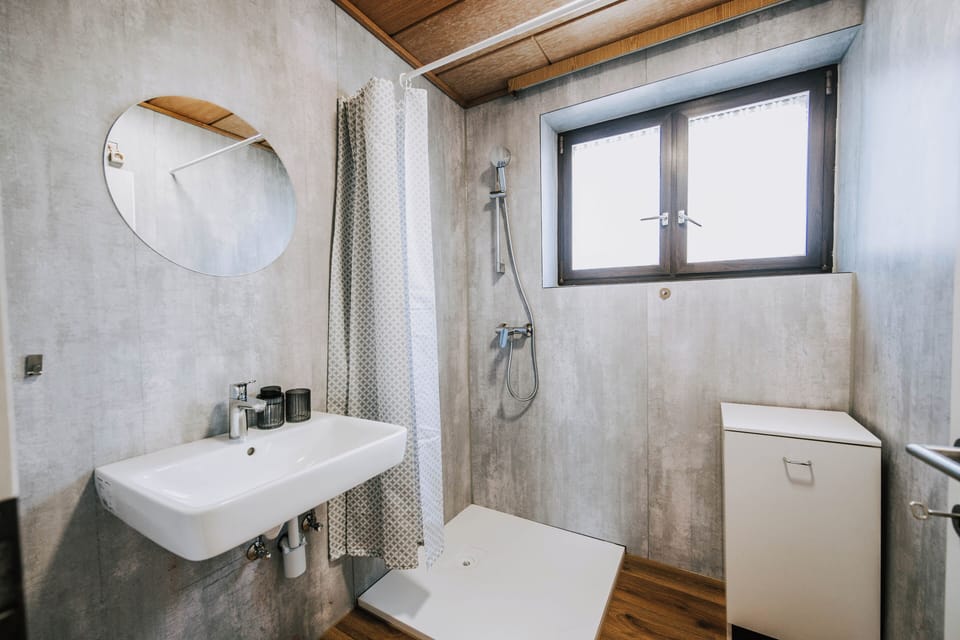 Deluxe Apartment, Garden View | Bathroom | Towels, soap, shampoo, toilet paper