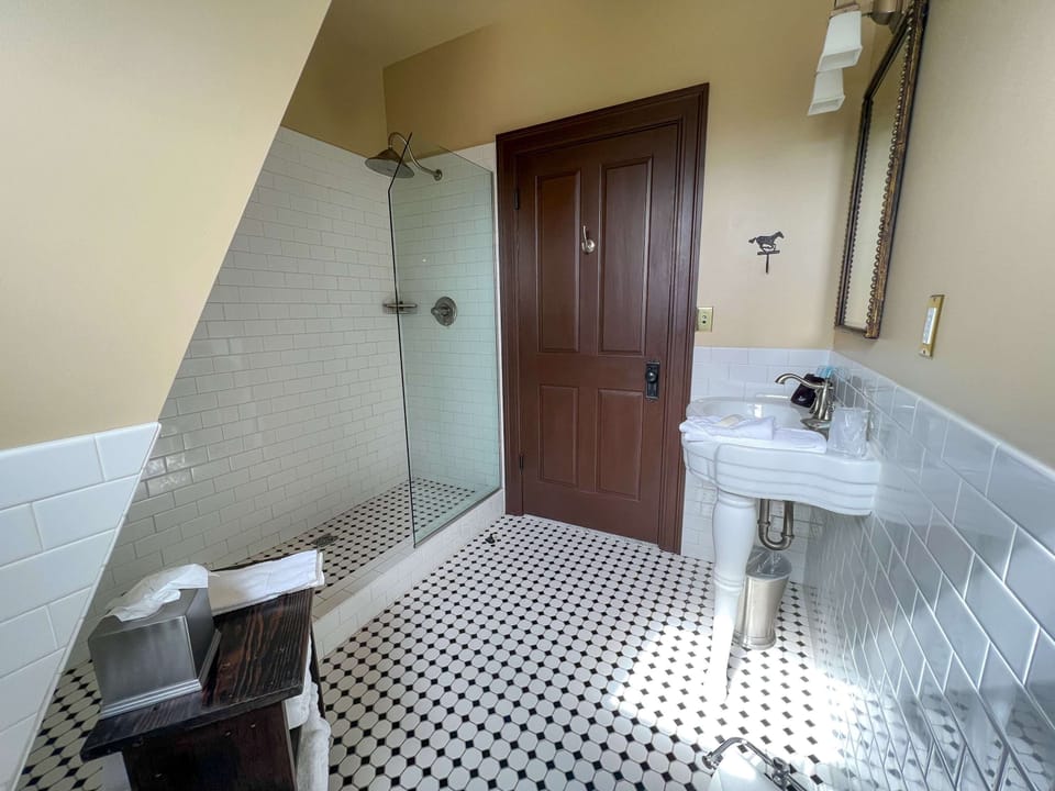 Rainfall showerhead, free toiletries, towels, soap