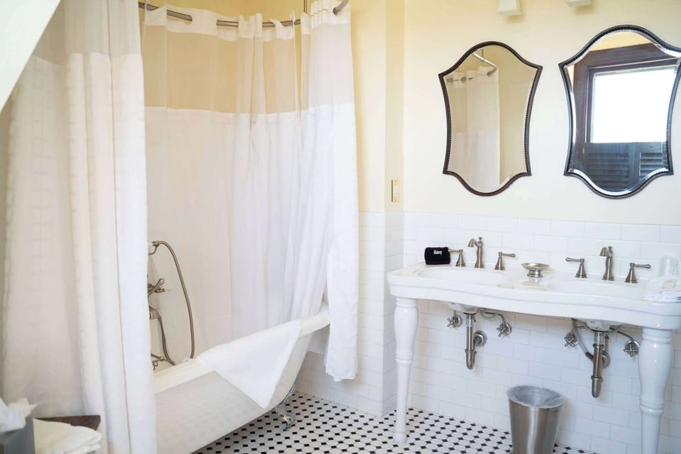 Rainfall showerhead, free toiletries, towels, soap