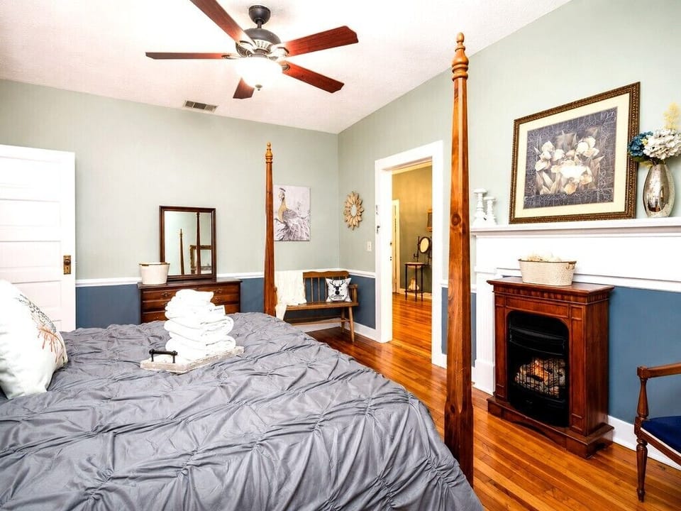 King Superior Suite, 2 Bedrooms, Ensuite, Valley View (The Bookside) | Memory foam beds, iron/ironing board (on request), WiFi (free)