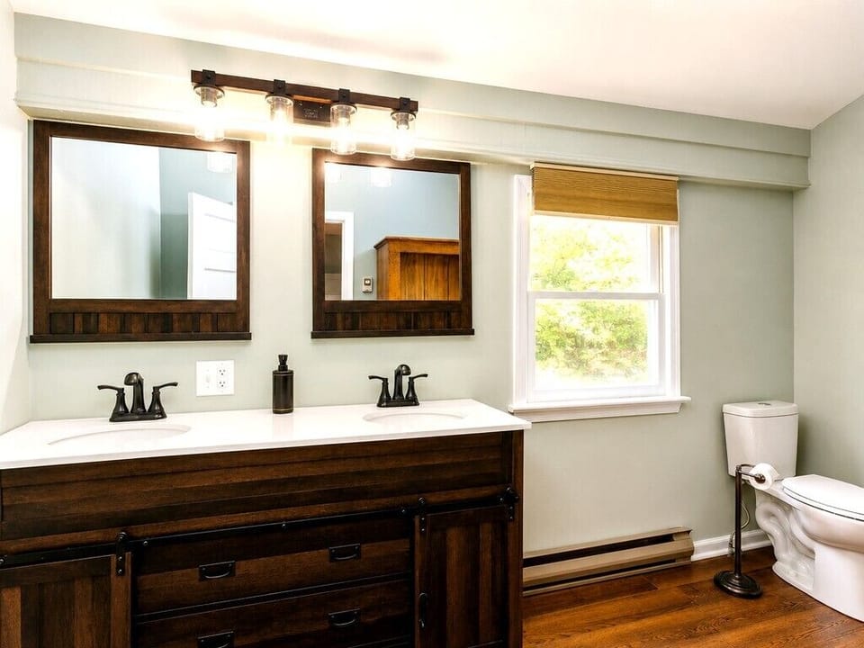King Superior Suite, 2 Bedrooms, Ensuite, Valley View (The Bookside) | Bathroom | Free toiletries, hair dryer, bathrobes, towels