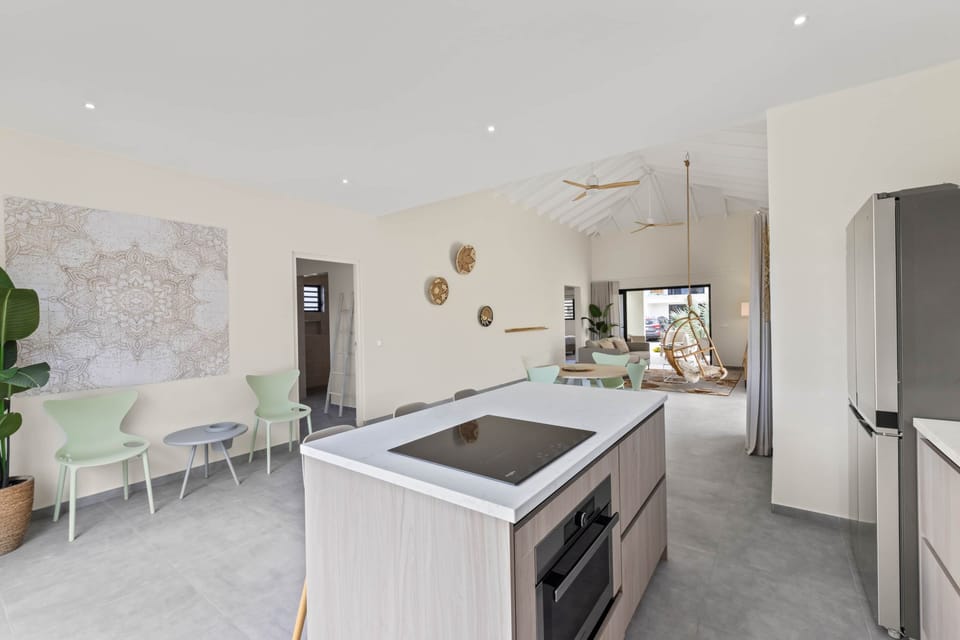 Kitchen and bar 2