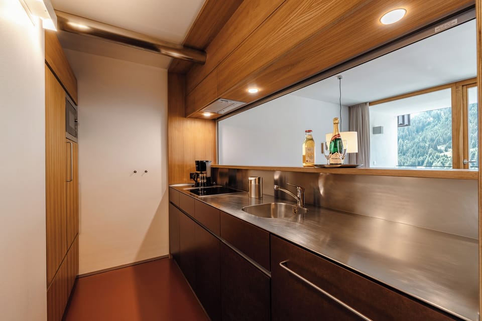 Suite | Private kitchen | Coffee/tea maker, mini-fridge, microwave, oven
