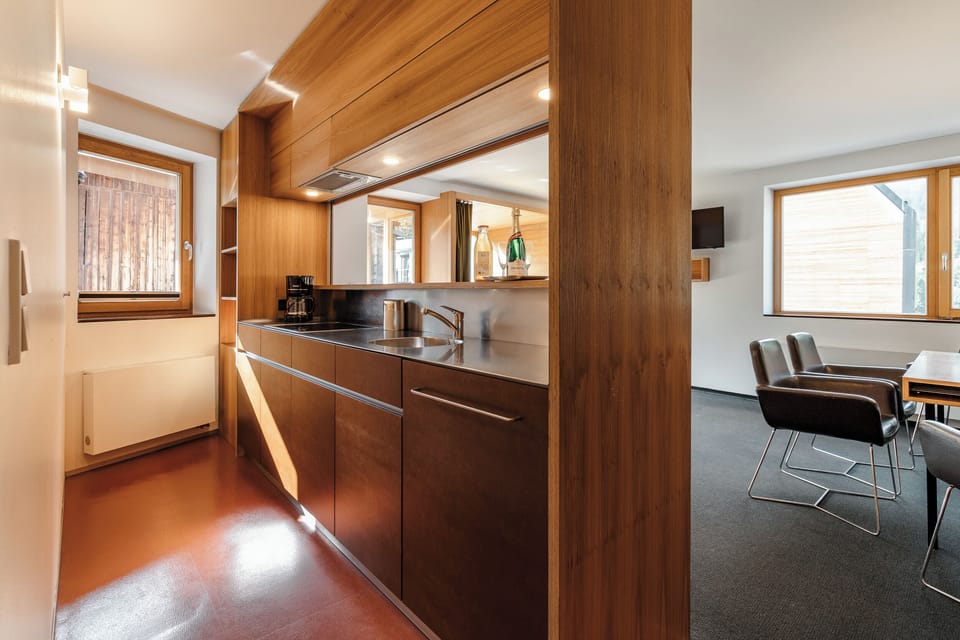 Suite XL | Private kitchen | Coffee/tea maker, mini-fridge, microwave, oven