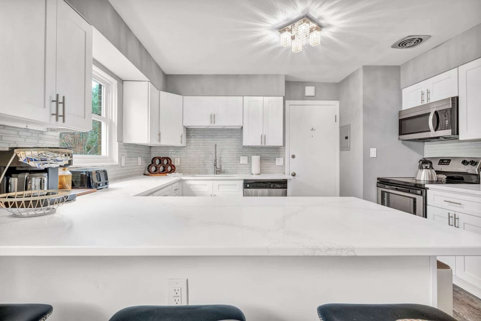 Prep & pour at the oversized white island w/ bar seating