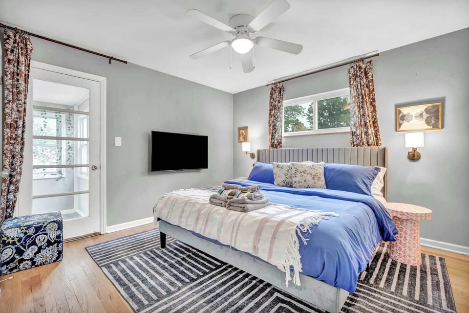 Unwind on crisp blue linens w/ a TV & ceiling fan for easy nights in