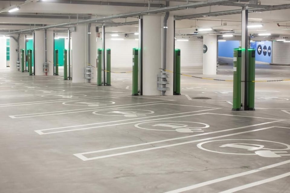 Deluxe Condo, City View | Parking