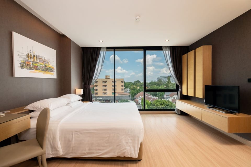 Executive Suite | 1 bedroom, in-room safe, desk, blackout drapes