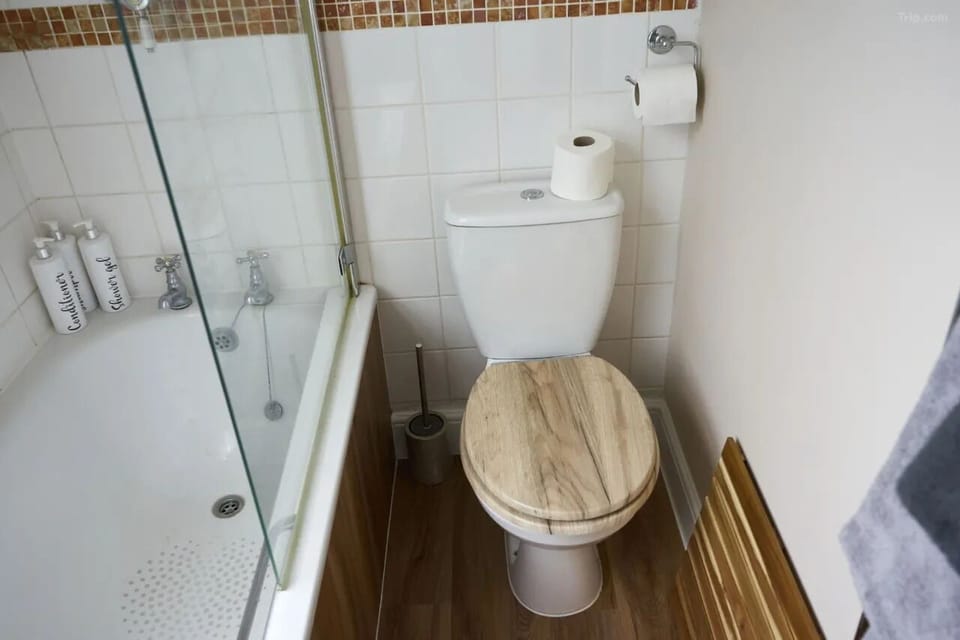 Premier Double Room, Ensuite, Garden View (Coachman) | Bathroom | Combined shower/tub, free toiletries, towels, soap