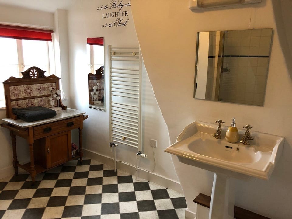 Premium Double Room, Ensuite, Garden View | Bathroom | Combined shower/tub, free toiletries, towels, soap