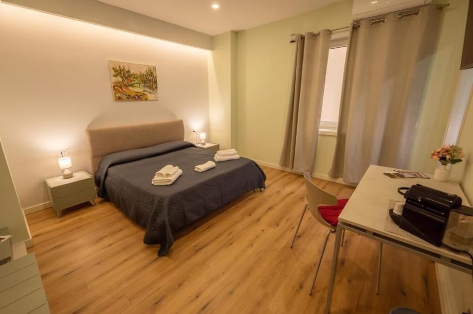 Deluxe Double Room, Courtyard View | Desk, WiFi (free)