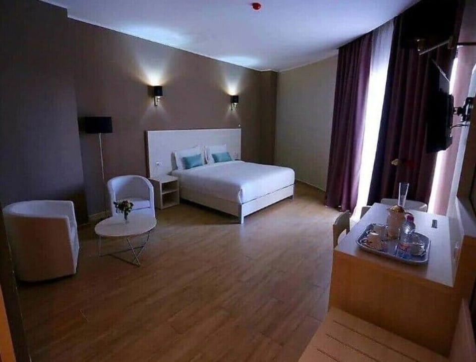 In-room safe, desk, WiFi (free)